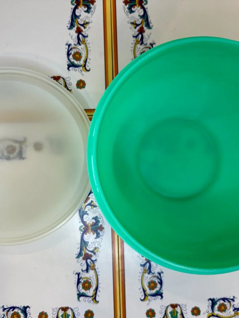 vintage Tupperware Crisp It Lettuce Keeper (Model #1424) in a bright jadeite/min